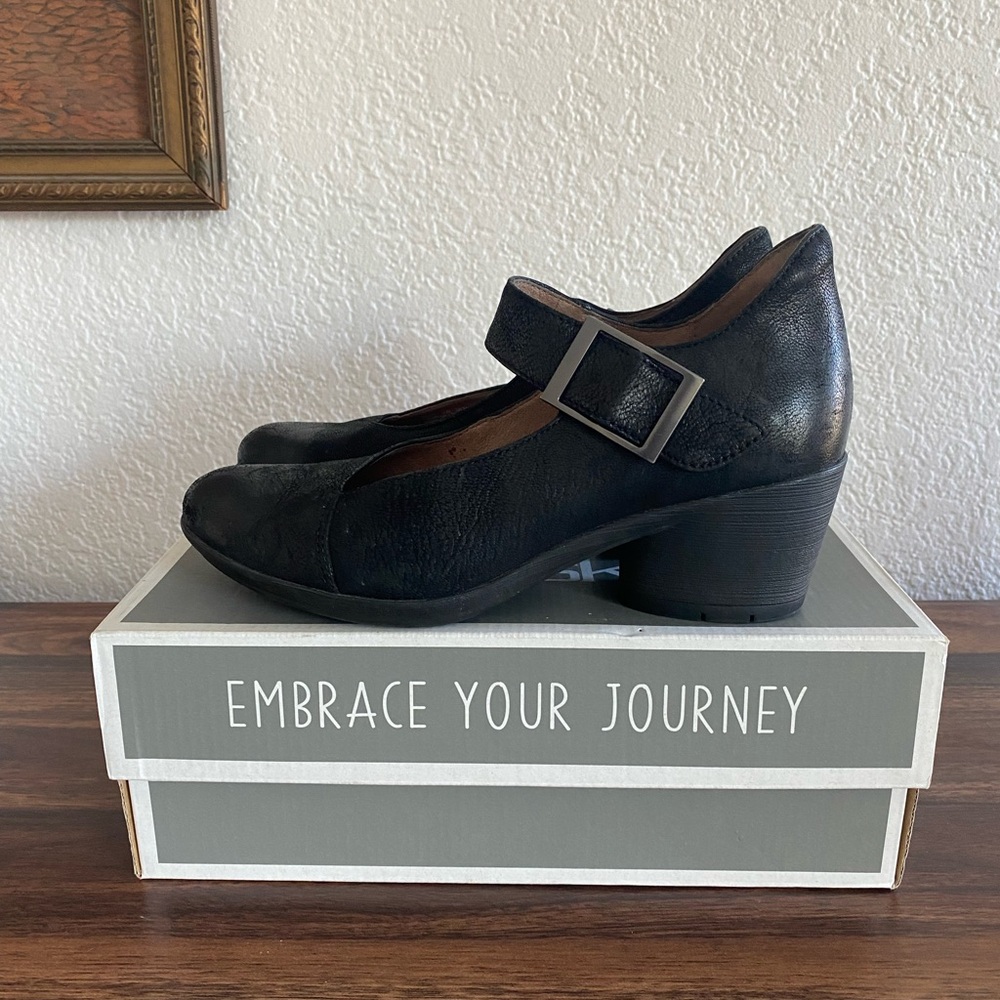 Dansko Roxanne Burnished Nubuck Mary Janes Black 36